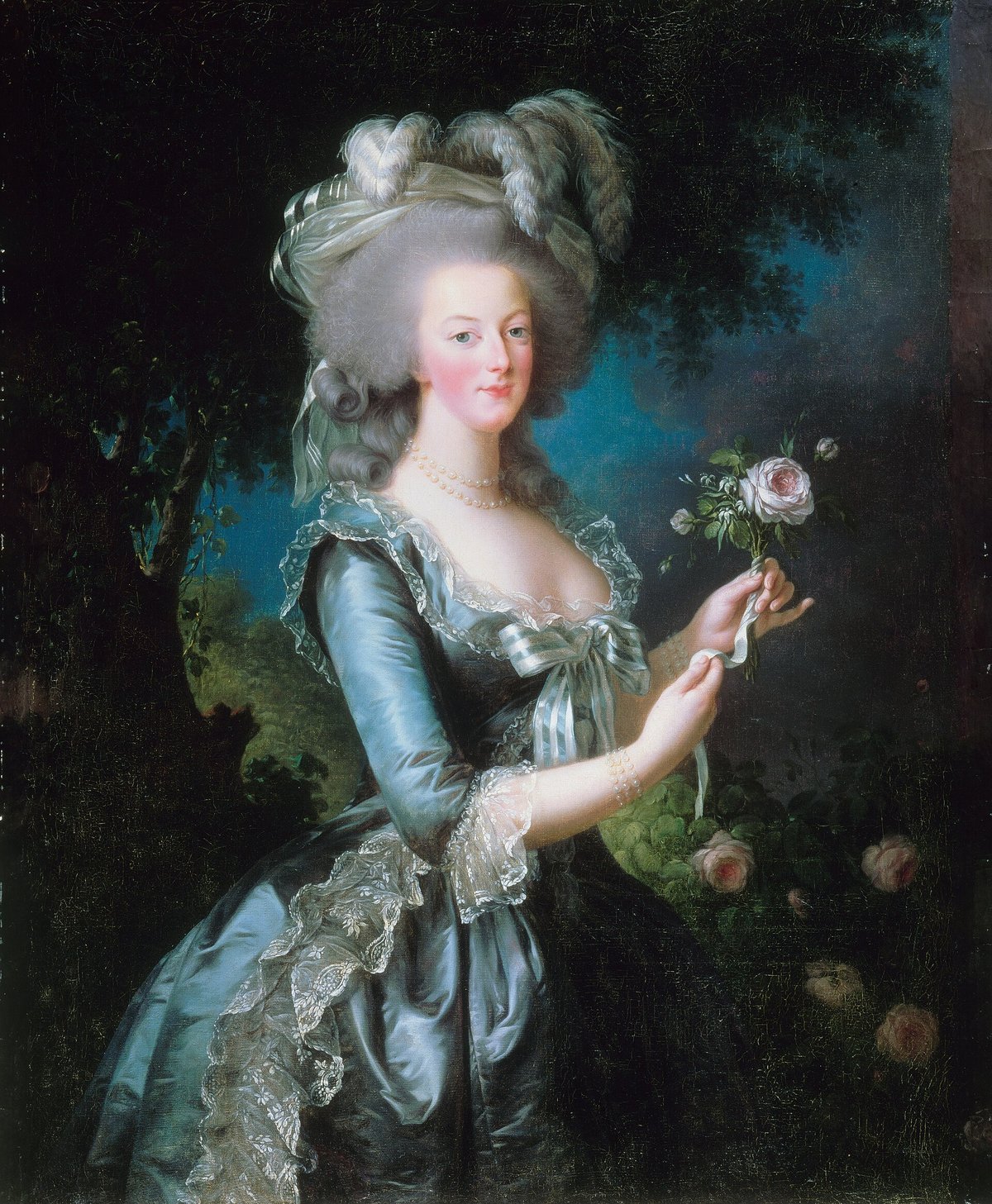 青いドレスを着てバラの花を手にした王妃マリー・アントワネットの肖像画