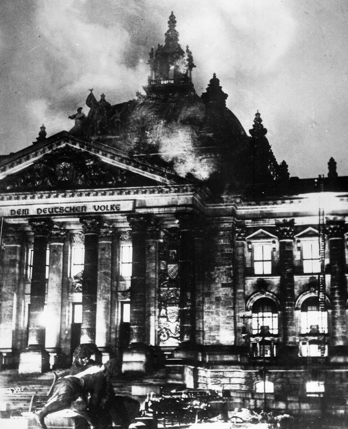 炎と煙を上げるベルリンの国会議事堂の正面