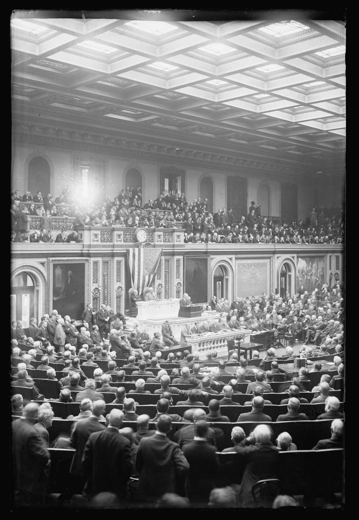議員で埋まったアメリカ議会の議場で、演壇に立って話すウィルソン