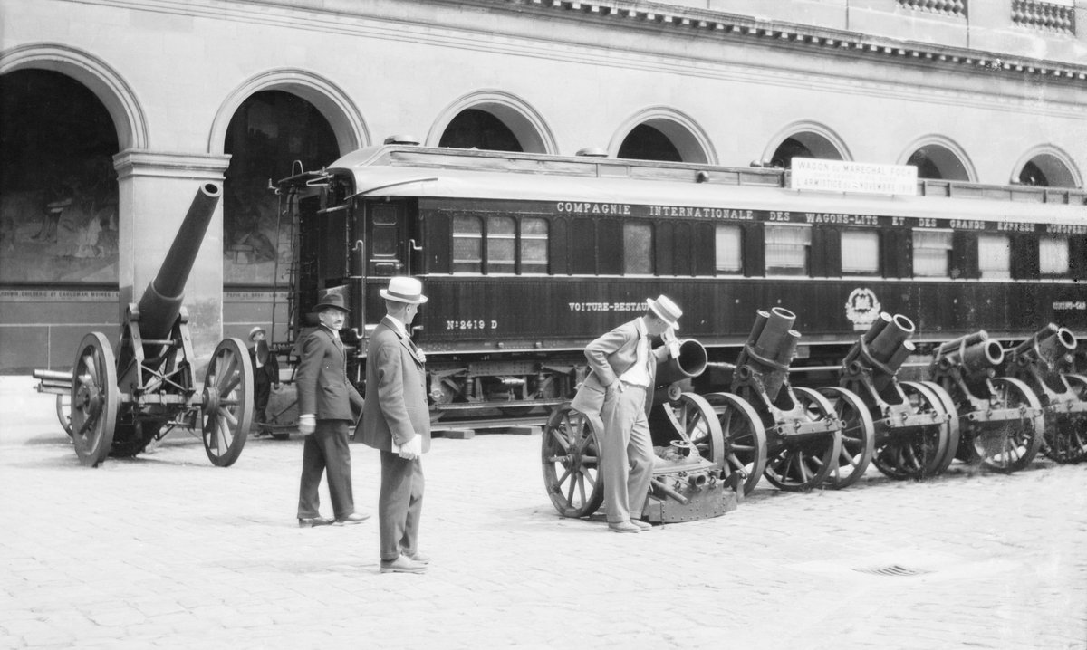 第一次世界大戦の休戦条約が調印された鉄道の客車を、外から写した写真