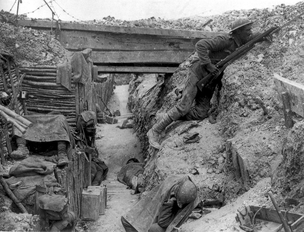 ソンムの戦いで、塹壕の中で見張りや休息をするイギリス軍の兵士たち